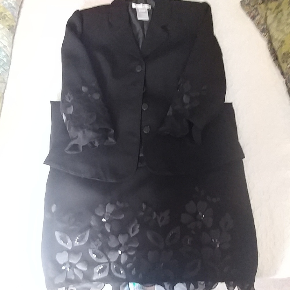 Skirt suit